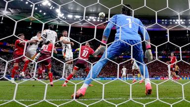 Niclas Füllkrug erzielt mit einem Kopfball das 1:1 im Vorrundenspiel der EM 2024 gegen die Schweiz. Im Vordergund Torwart Yann Sommer.
