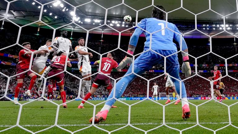 Niclas Füllkrug erzielt mit einem Kopfball das 1:1 im Vorrundenspiel der EM 2024 gegen die Schweiz. Im Vordergund Torwart Yann Sommer.