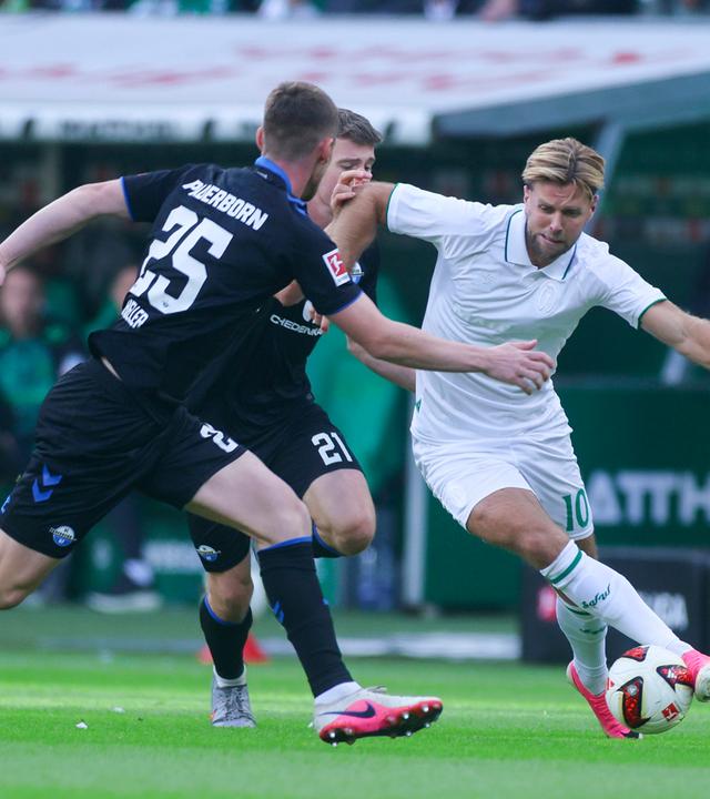Werder Bremens Stürmer Niclas Füllkrug versucht sich im Spiel gegen den SC Paderborn 07 gegen seine Kontrahenten durchzusetzen