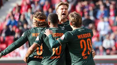 Bremens Torjäger Niclas Füllkrug jubelt nach seinem Treffer zum 1:0 gegen den 1. FSV Mainz 05 zusammen mit seinen Teamkollegen