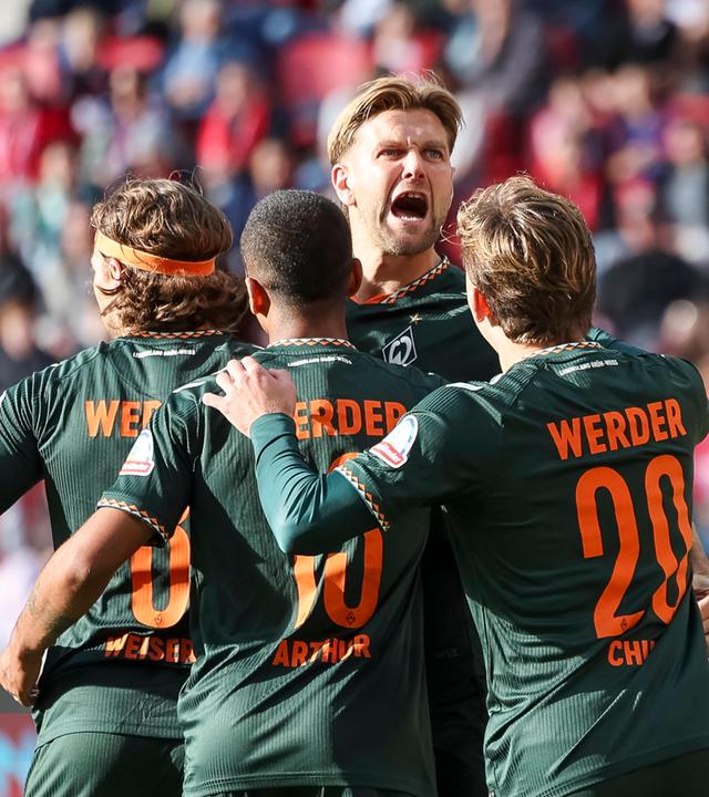 Bremens Torjäger Niclas Füllkrug jubelt nach seinem Treffer zum 1:0 gegen den 1. FSV Mainz 05 zusammen mit seinen Teamkollegen