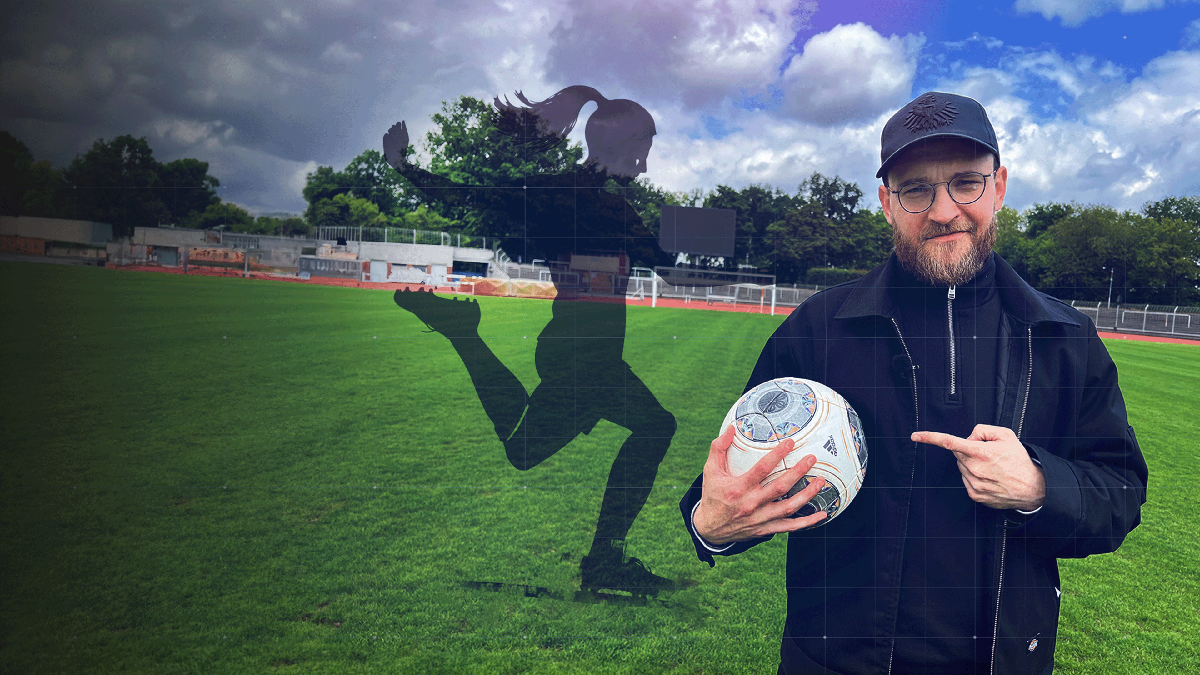 Nico Heymer mit Ball in der Hand am Spielfeldrand mit Silhouette einer Fußballspielerin im Hintergrund
