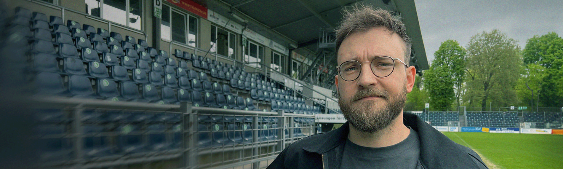 Nico Heymer mit Fußball unter dem Arm am Rand des Spielfeldes