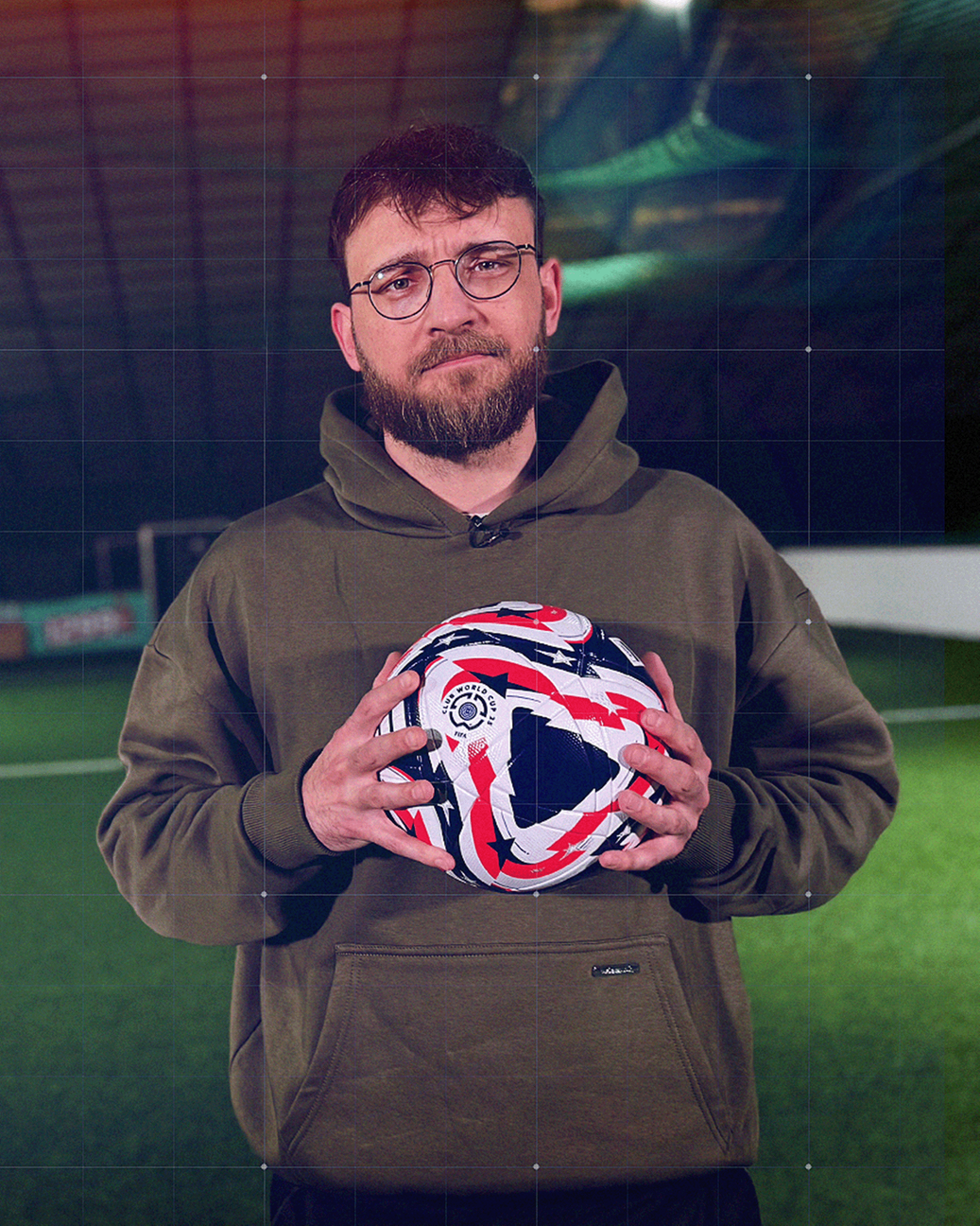 Nico Heymer am Rande eines Fußball-Spielfeldes in der Halle mit Klub-WM-Fußball in der Hand