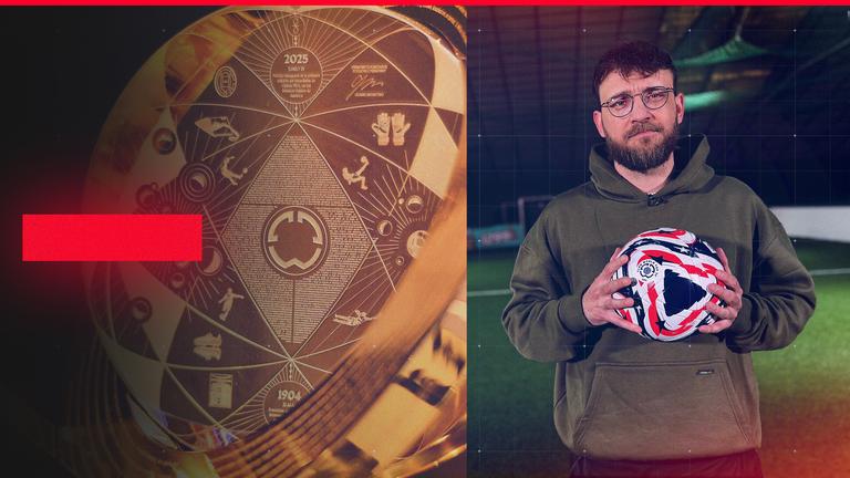 Nico Heymer am Rande eines Fußball-Spielfeldes in der Halle mit Klub-WM-Fußball in der Hand