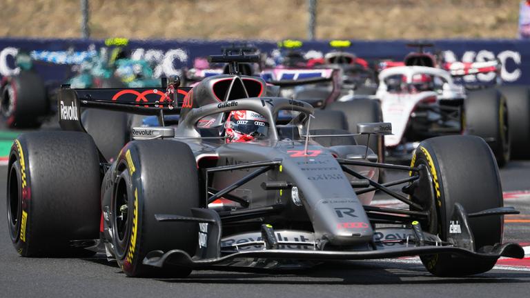Der deutsche Audi-Pilot Nico Hülkenberg steuert. 
