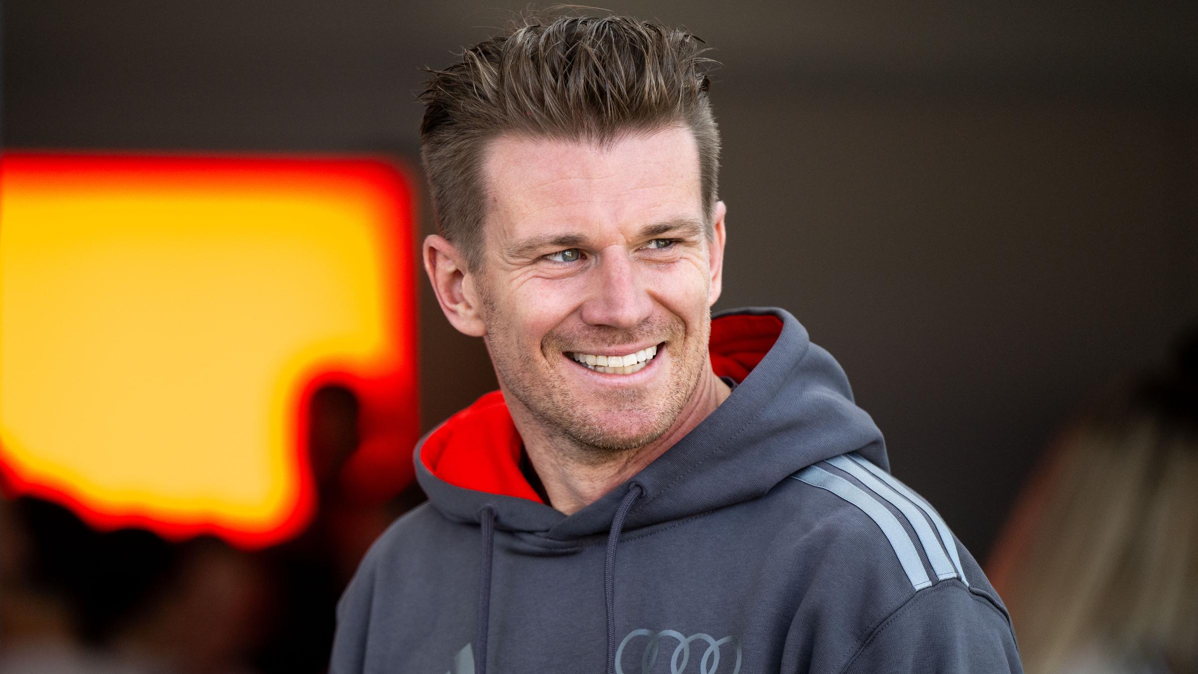 Nico Hülkenberg lachend in Teamkleidung vor dem GP von Australien