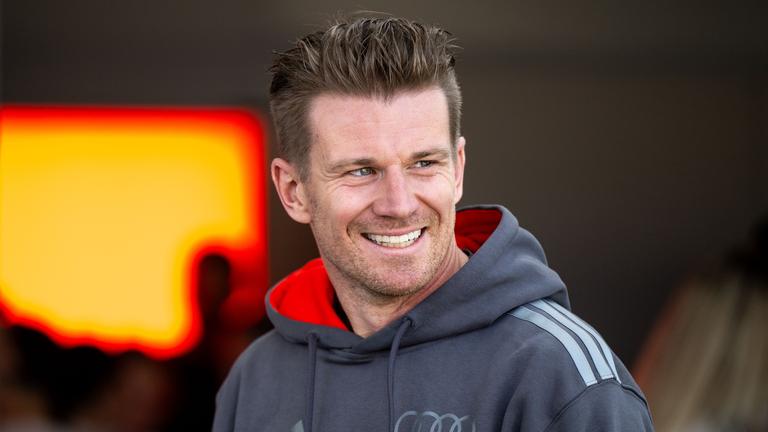 Nico Hülkenberg lachend in Teamkleidung vor dem GP von Australien
