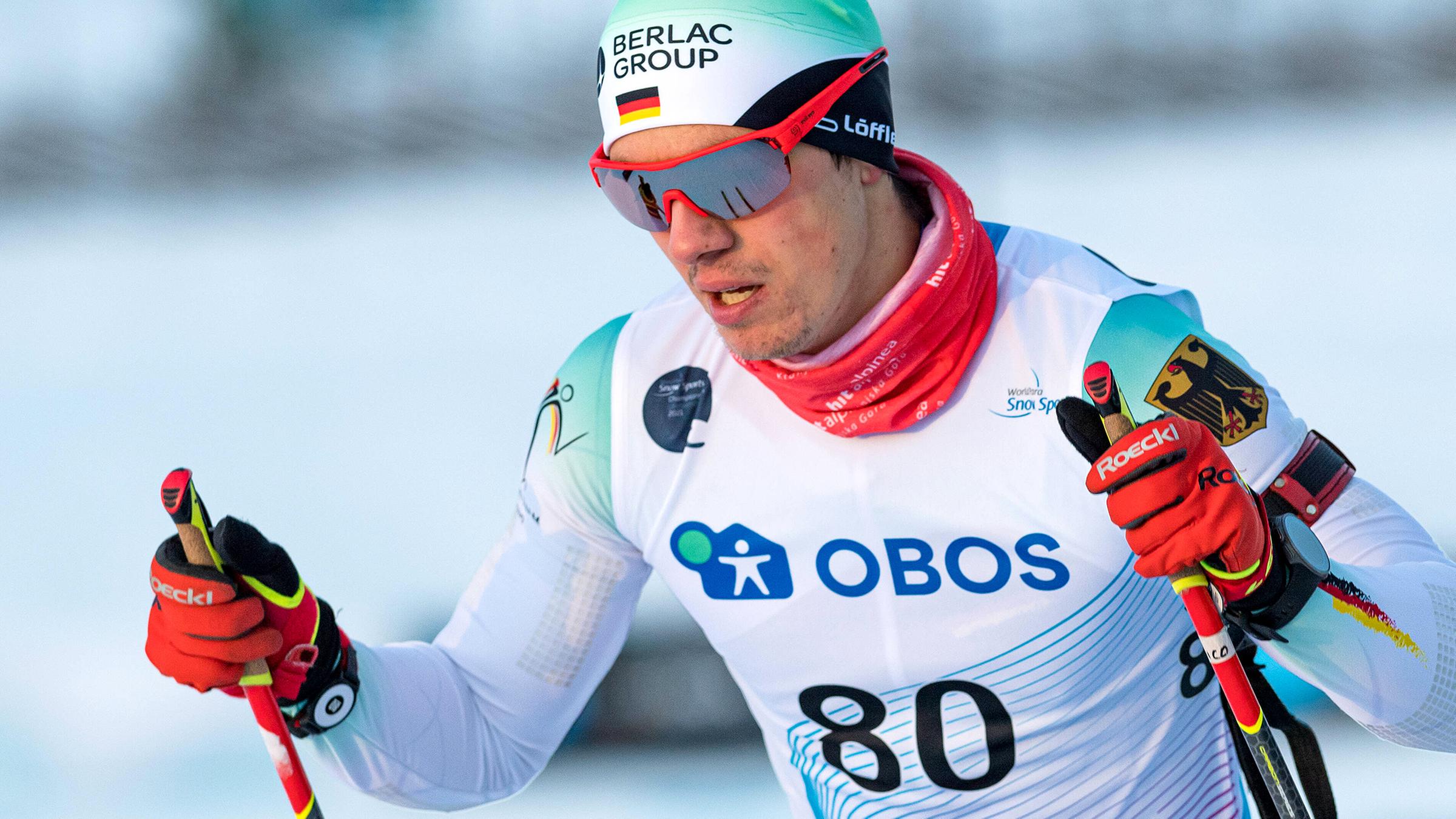 Nico Messinger in Langlaufkleidung in Aktion.