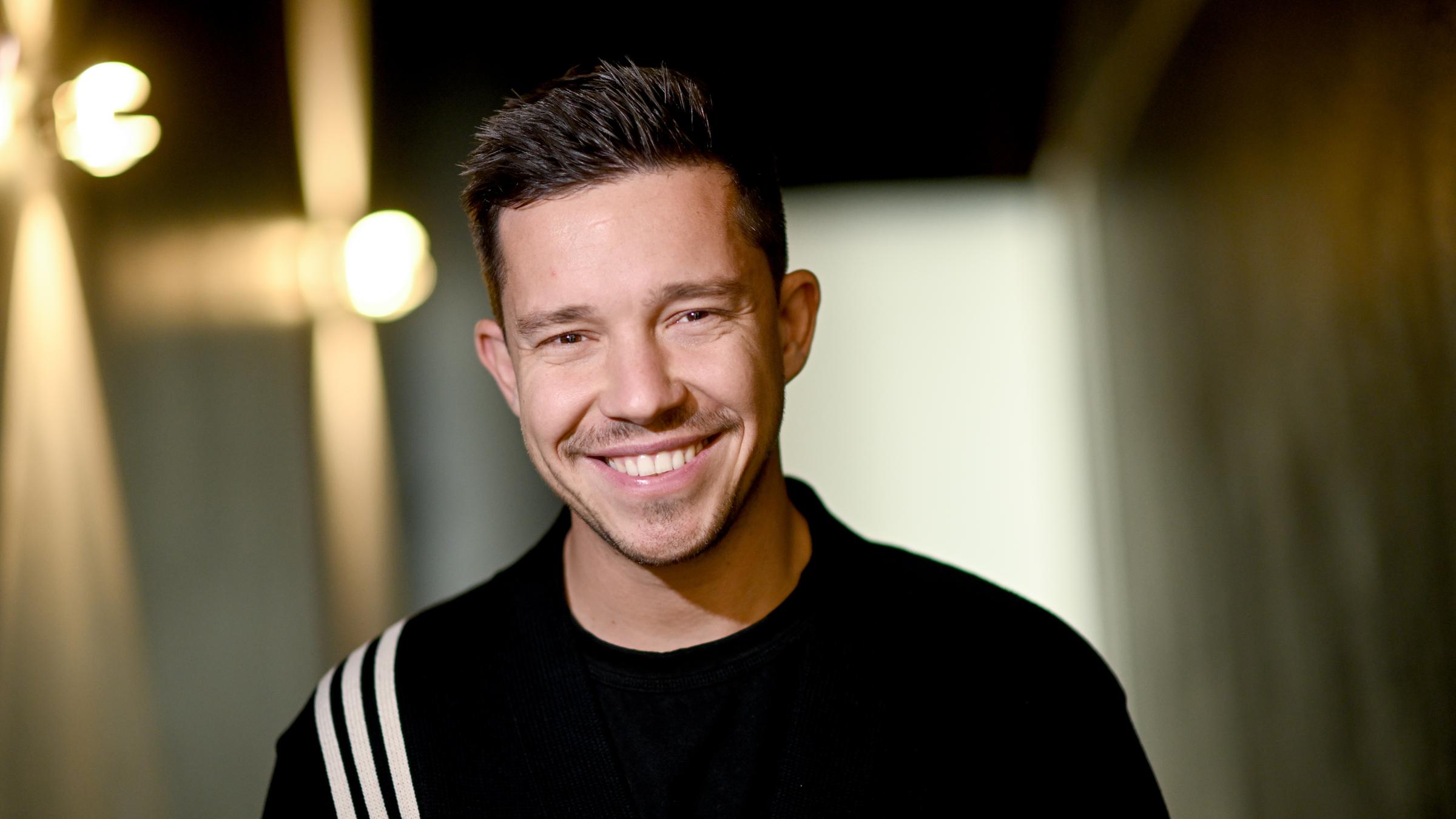 Der Musiker Nico Santos in den Flow Studios Berlin am Rande eines Interview-Termins 2023.