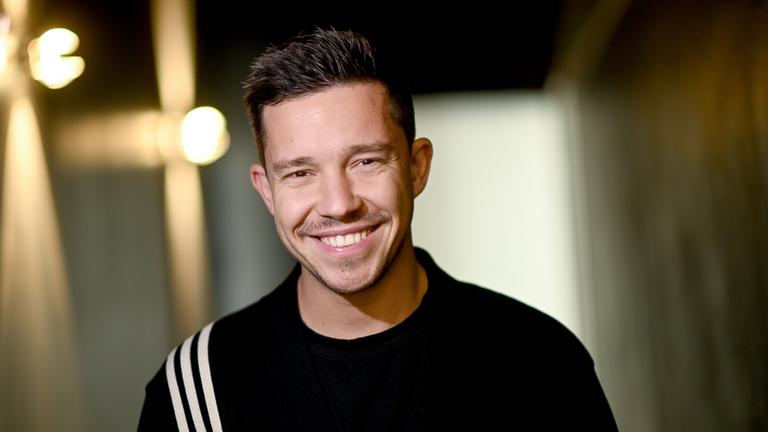 Der Musiker Nico Santos in den Flow Studios Berlin am Rande eines Interview-Termins 2023.