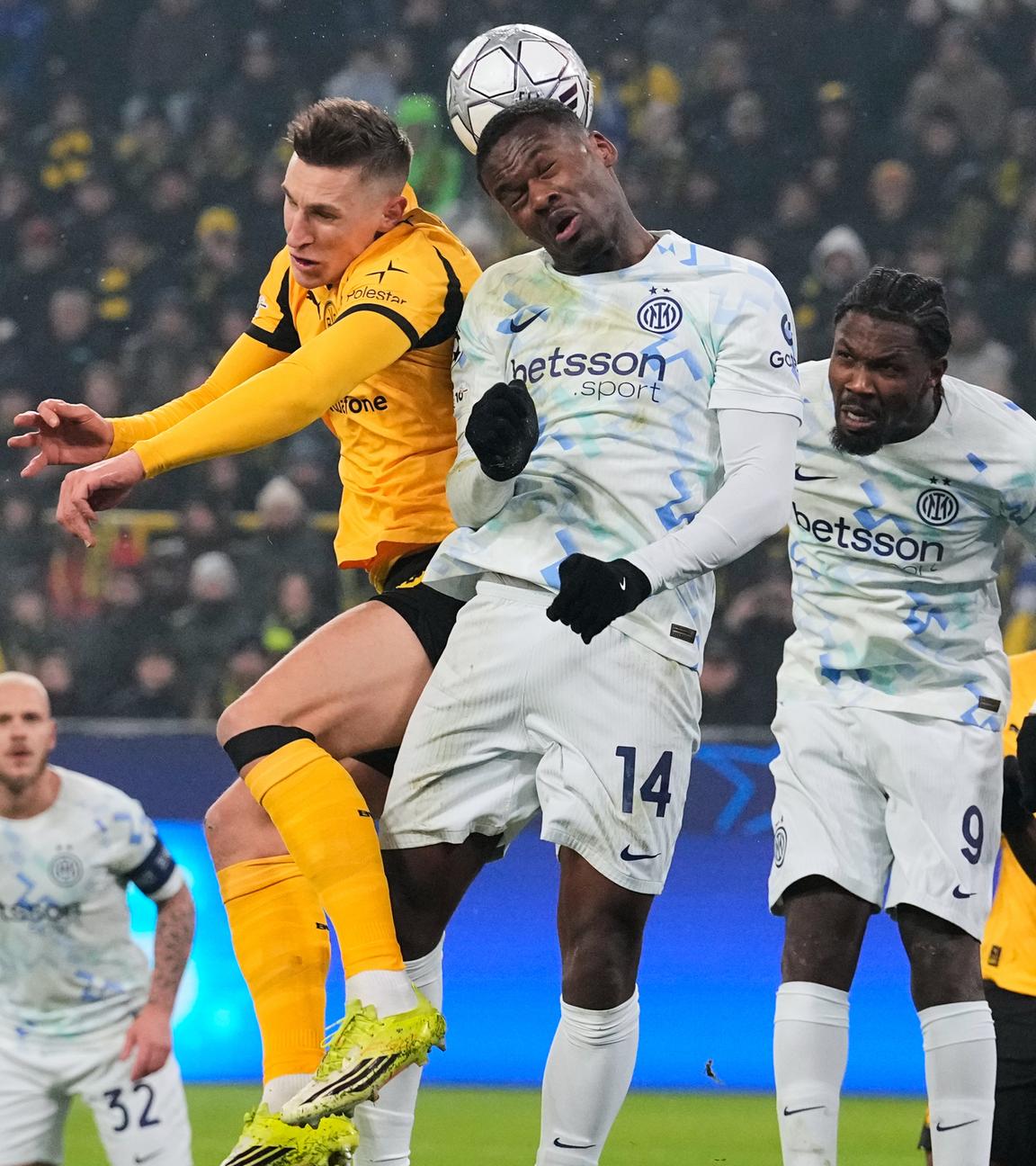 Nico Schlotterbeck, Ange-Yoan Bonny und Marcus Thuram kämpfen am 28.01.2026 in Dortmund um den Ball.
