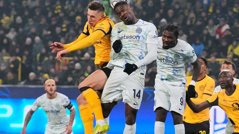 Nico Schlotterbeck, Ange-Yoan Bonny und Marcus Thuram kämpfen am 28.01.2026 in Dortmund um den Ball.