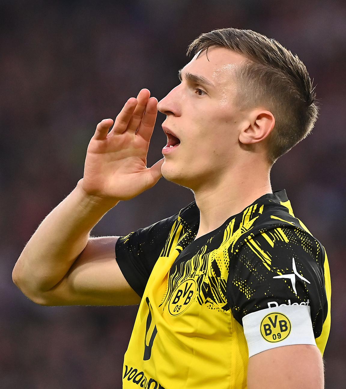 Fußballer Nico Schlotterbeck (Borussia Dortmund) gibt Anweisungen im Spiel gegen den VfB Stuttgart am 04.04.2026.