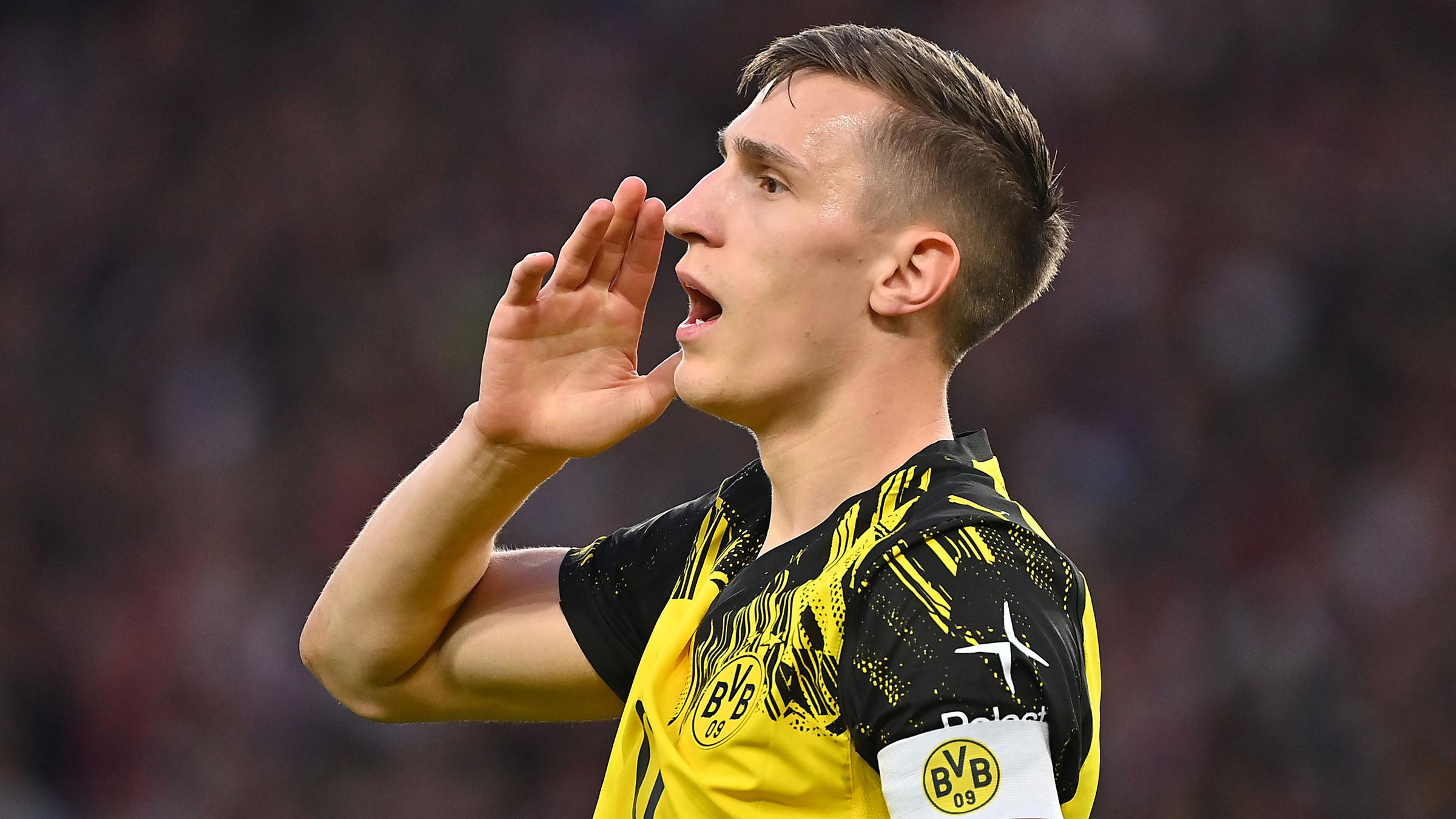 Fußballer Nico Schlotterbeck (Borussia Dortmund) gibt Anweisungen im Spiel gegen den VfB Stuttgart am 04.04.2026.