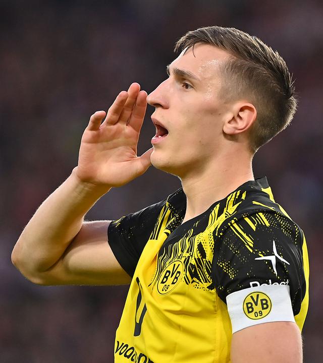 Fußballer Nico Schlotterbeck (Borussia Dortmund) gibt Anweisungen im Spiel gegen den VfB Stuttgart am 04.04.2026.