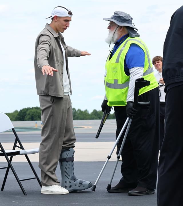 Der verletzte deutsche Nationalspieler Nico Schlotterbeck wird beim Smith Reynolds Airport kontrolliert