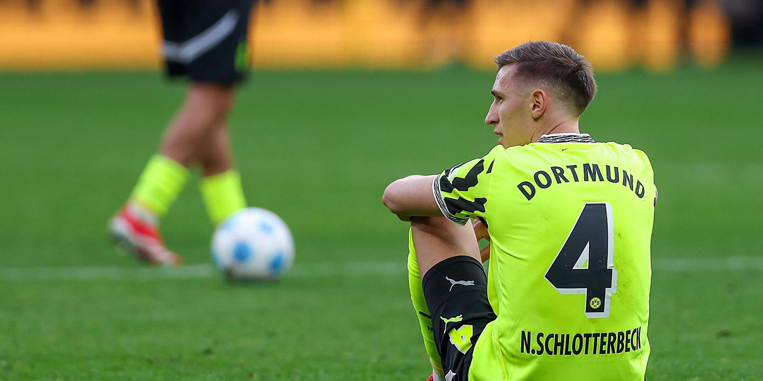 Nico Schlotterbeck (BVB 4) sitzt nach der Niederlage enttäuscht auf dem Spielfeld
