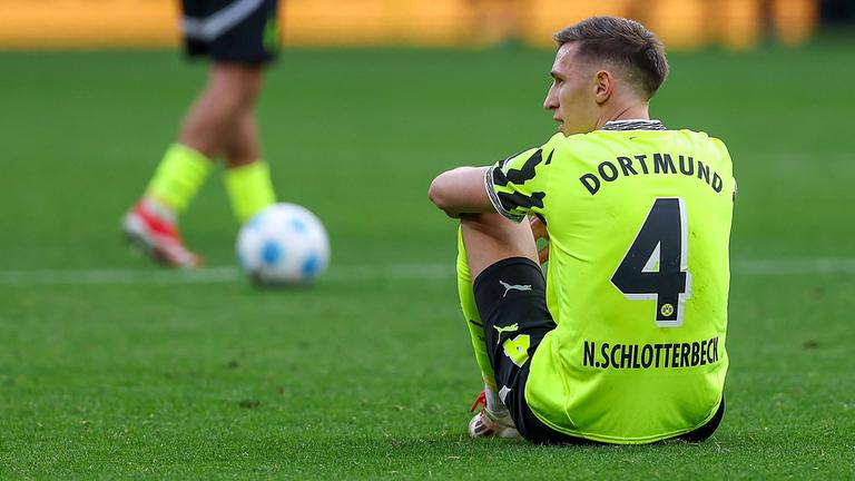 Nico Schlotterbeck (BVB 4) sitzt nach der Niederlage enttäuscht auf dem Spielfeld