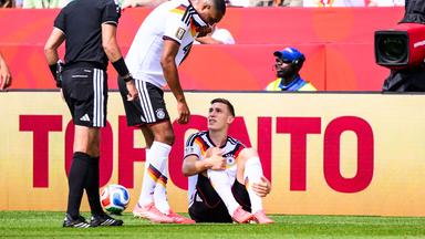 Nico Schlotterbeck sitzt beim WM-Vorrundenspiel gegen die Elfenbeinküste verletzt auf dem Boden