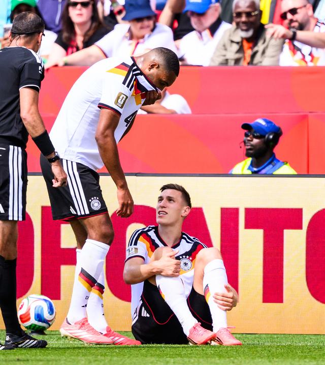 Nico Schlotterbeck sitzt beim WM-Vorrundenspiel gegen die Elfenbeinküste verletzt auf dem Boden