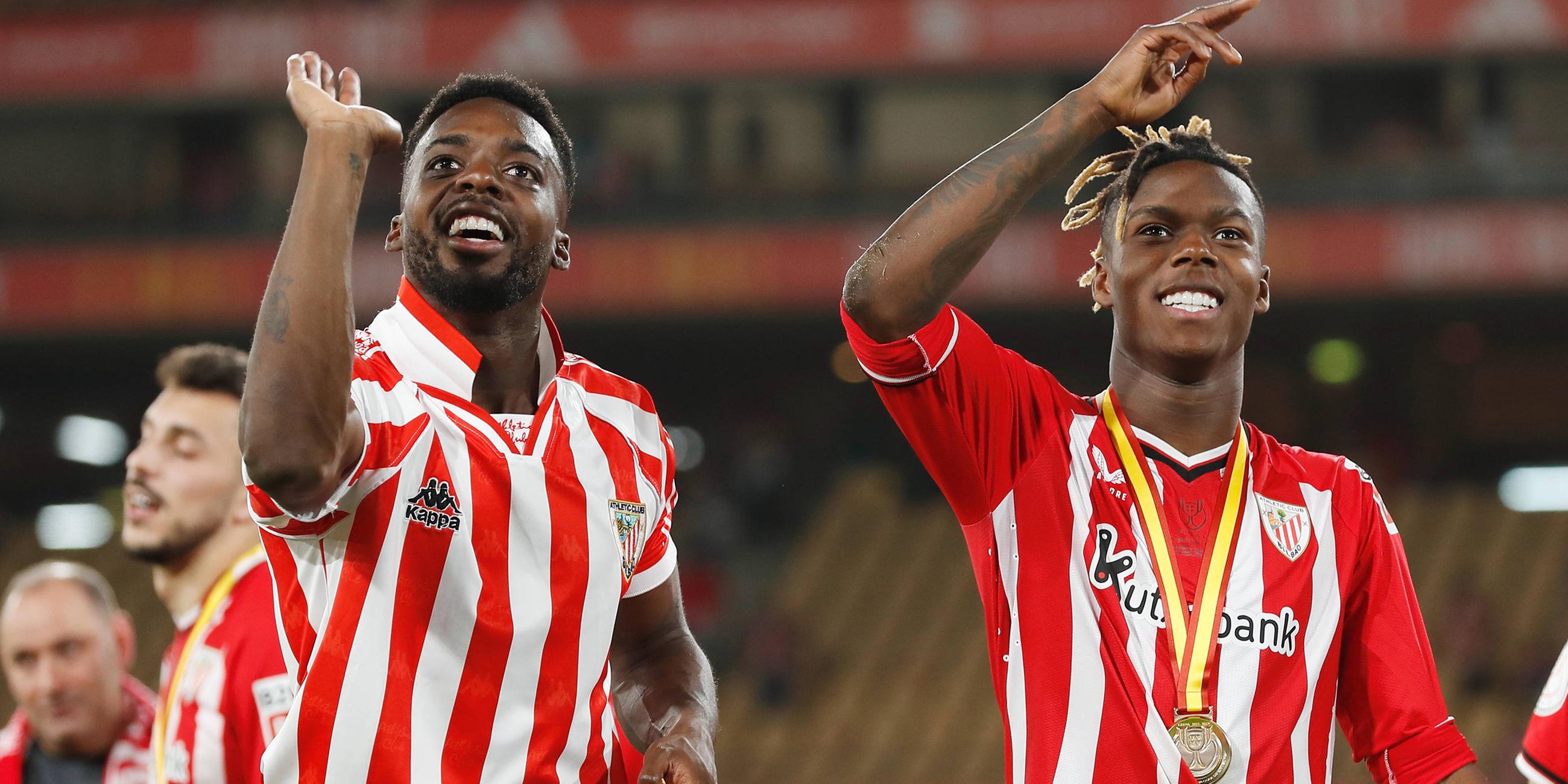 Inaki und Nico Williams feiern nach dem Sieg im Endspiel der spanischen Copa del Rey zwischen Athletic Bilbao 1 (PK 4-2)1 RCD Mallorca im Estadio La Cartuja.