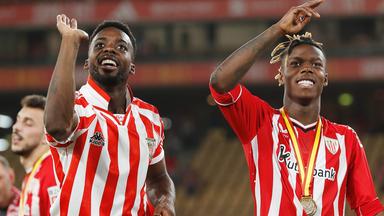 Inaki und Nico Williams feiern nach dem Sieg im Endspiel der spanischen Copa del Rey zwischen Athletic Bilbao 1 (PK 4-2)1 RCD Mallorca im Estadio La Cartuja.