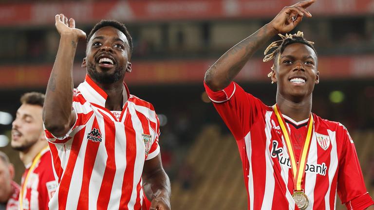 Inaki und Nico Williams feiern nach dem Sieg im Endspiel der spanischen Copa del Rey zwischen Athletic Bilbao 1 (PK 4-2)1 RCD Mallorca im Estadio La Cartuja.