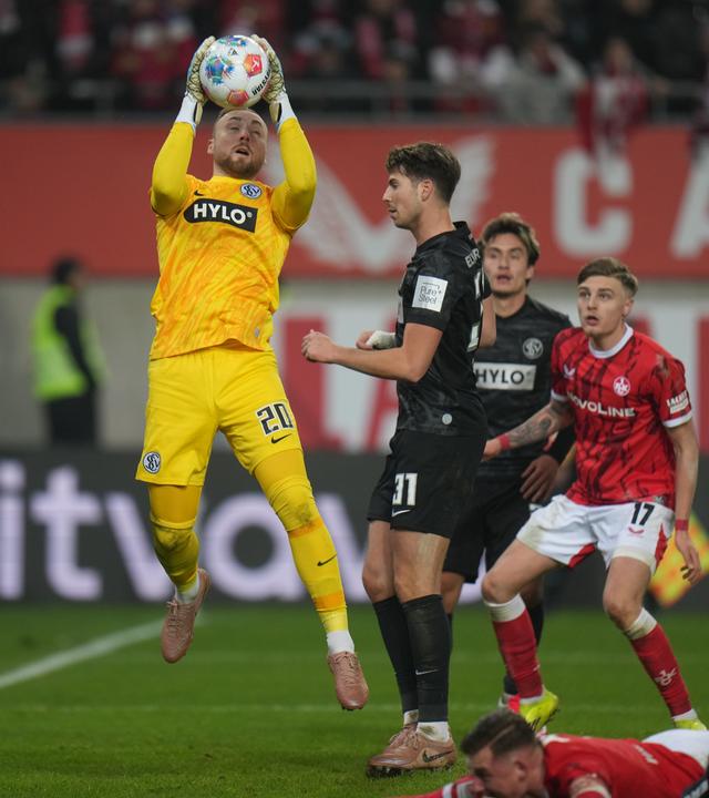 In der Zweitligapartie zwischen dem 1. FC Kaiserslautern und dem SV Elverserg steigt der Torwart der Gäste, Nicolas Kristof, in die Höhe und kann einen Ball sichern