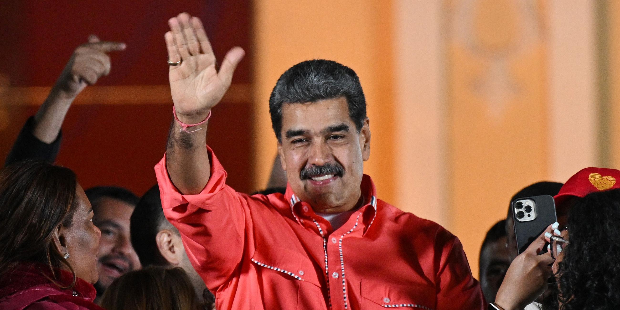 Der venezolanische Präsident Nicolás Maduro winkt seinen Anhängern zu, während er die Ergebnisse der Parlaments- und Regionalwahlen auf dem Bolivar-Platz in Caracas am 25. Mai 2025 feiert. 