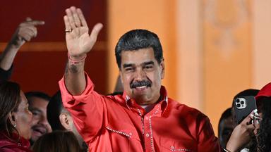 Der venezolanische Präsident Nicolás Maduro winkt seinen Anhängern zu, während er die Ergebnisse der Parlaments- und Regionalwahlen auf dem Bolivar-Platz in Caracas am 25. Mai 2025 feiert. 