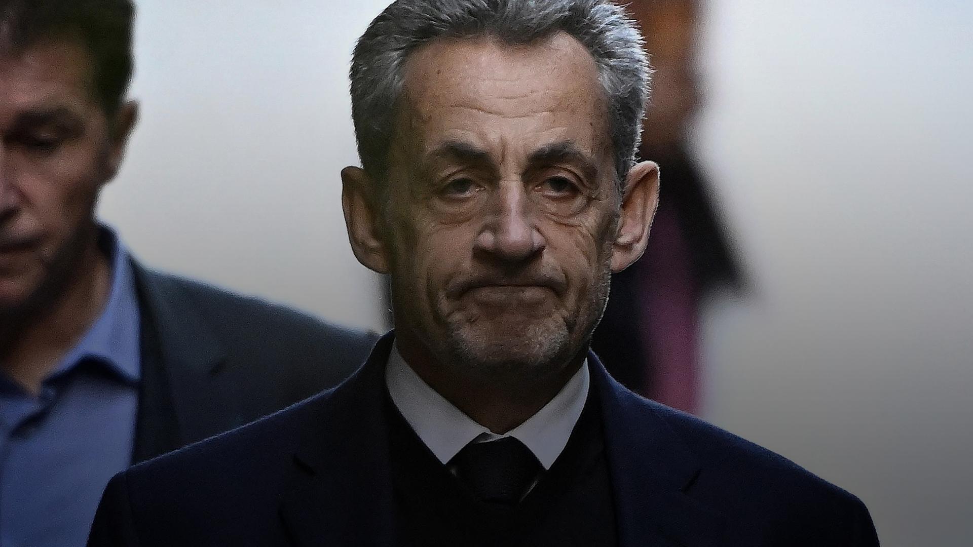 Frankreichs ehemaliger Präsident Nicolas Sarkozy verlässt seinen Wohnsitz am 21.10.2025, um sich in Paris dem Gefängnis La Sante vorzustellen, wo er zu einer fünfjährigen Haftstrafe verurteilt wurde.