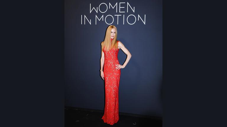 "Women in Motion" hieß die Preisverleihung in Cannes, bei der Nicole Kidman ein farbiges Statement setzte. Die Schauspielerin begeisterte in einem roten taillierten Spitzenkleid. (19.05.2025)