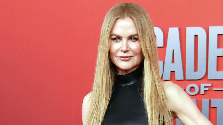 Bei der Met Gala überraschte Nicole Kidman noch mit einer dunklen Kurzhaar-Frisur. Zur Verleihung der Academy of Country Music Awards trägt die 57-Jährige jetzt wieder blond. (09.05.2025) 