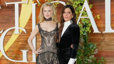 Auf dem Bild zu sehen: Nicole Kidman und Sandra Bullock bei der Premiere von "Zauberhafte Schwestern 2". Sie posieren gemeinsam.