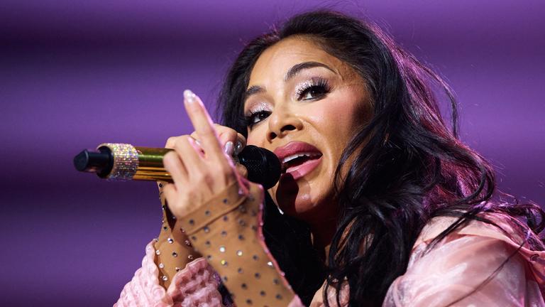 Nicle Scherzinger singt auf einem Konzert.