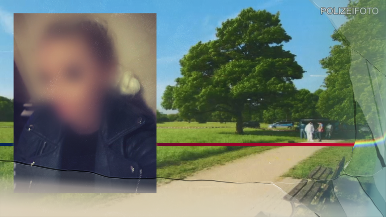 Portraitfoto des Opfers. Das Gesicht wurde technisch verfremdet. Im Hintergrund: Spurensicherung der Polizei in einem Park an einem sonnigen Tag. Eine Wiese, ein Weg und Bäume sind zu erkennen.
