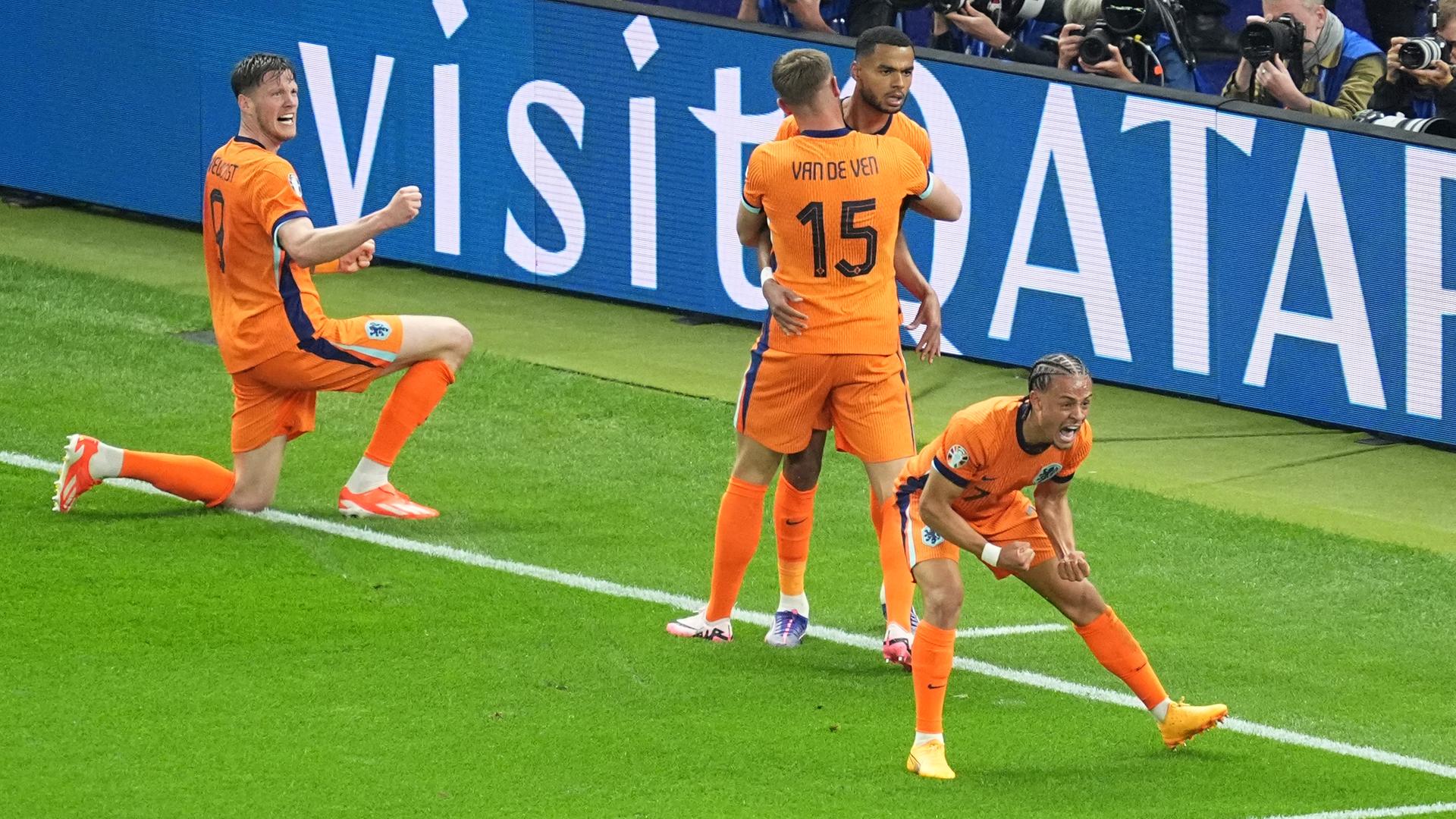 Fußball-EM 2024, Viertelfinale Niederlande - Türkei in Berlin: Die niederländischen Spieler Wout Weghorst, Micky van de Ven, Cody Gakpo und Xavi Simons (von links) jubeln nach dem Tor zum 2:1.