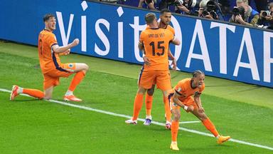 Fußball-EM 2024, Viertelfinale Niederlande - Türkei in Berlin: Die niederländischen Spieler Wout Weghorst, Micky van de Ven, Cody Gakpo und Xavi Simons (von links) jubeln nach dem Tor zum 2:1.