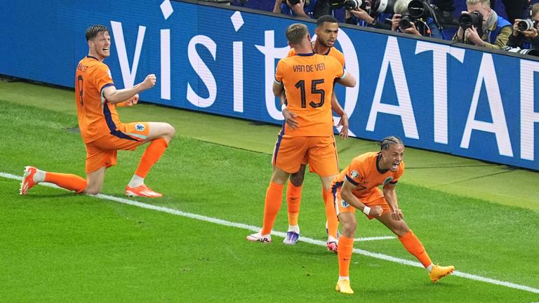 Fußball-EM 2024, Viertelfinale Niederlande - Türkei in Berlin: Die niederländischen Spieler Wout Weghorst, Micky van de Ven, Cody Gakpo und Xavi Simons (von links) jubeln nach dem Tor zum 2:1.