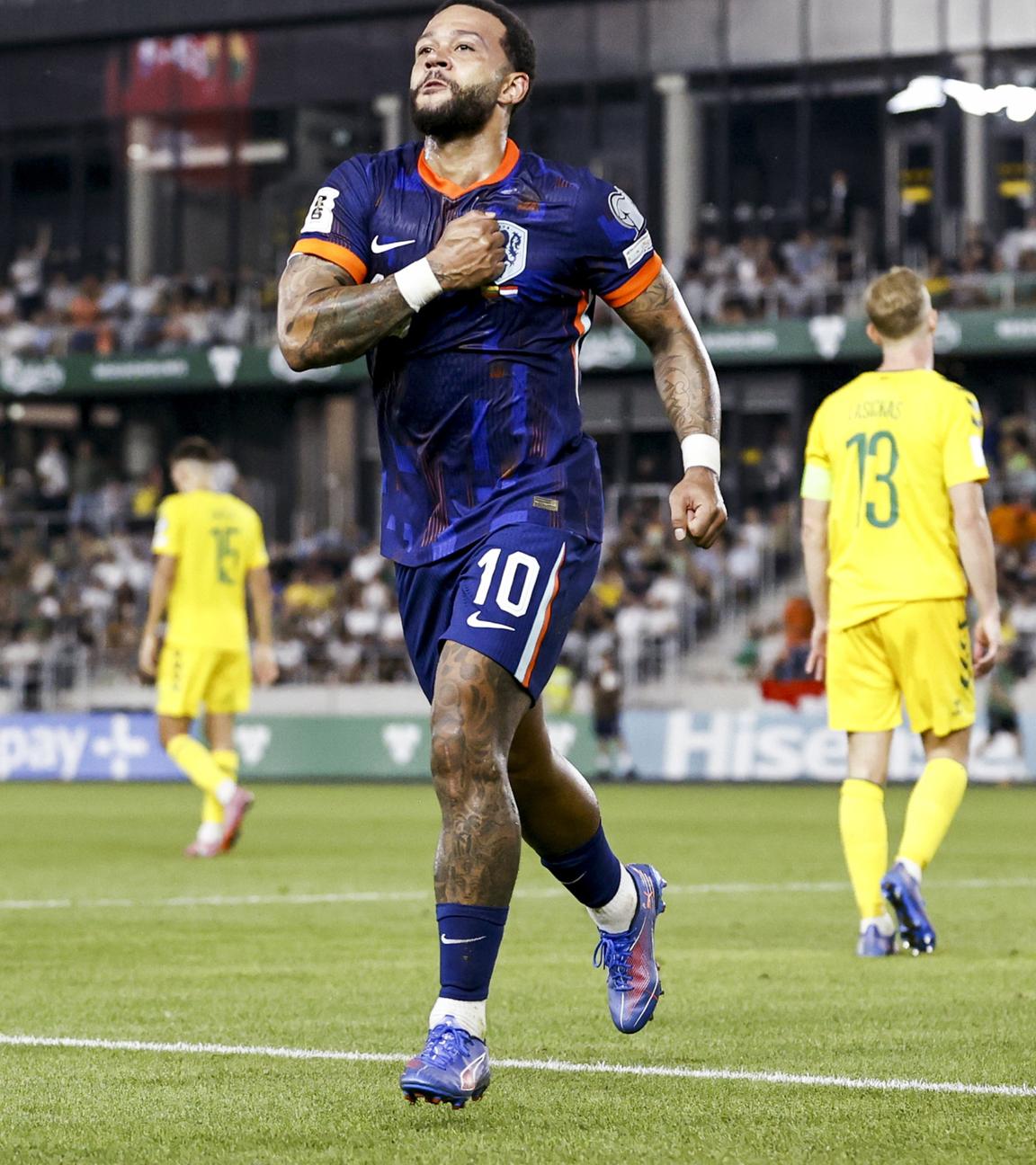 Memphis Depay schlägt sich mit der Faust auf die linke Seite der Brust und feiert sein Tor