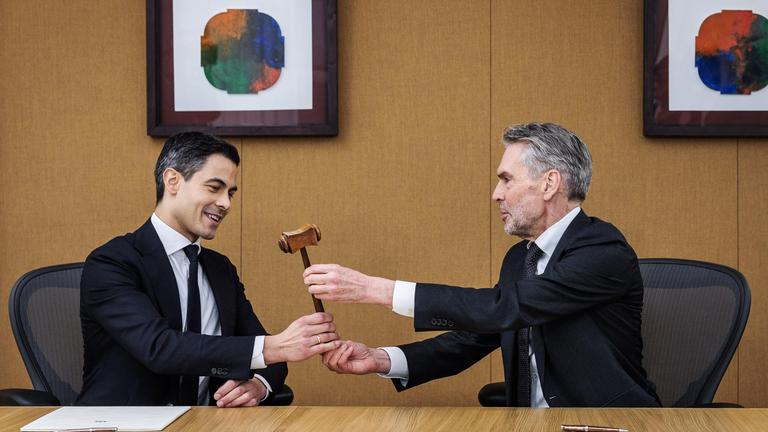 Der bisherige Ministerpräsident Dick Schoof und sein Nachfolger Rob Jettend während einer Amtsübergabezeremonie in Den Haag.