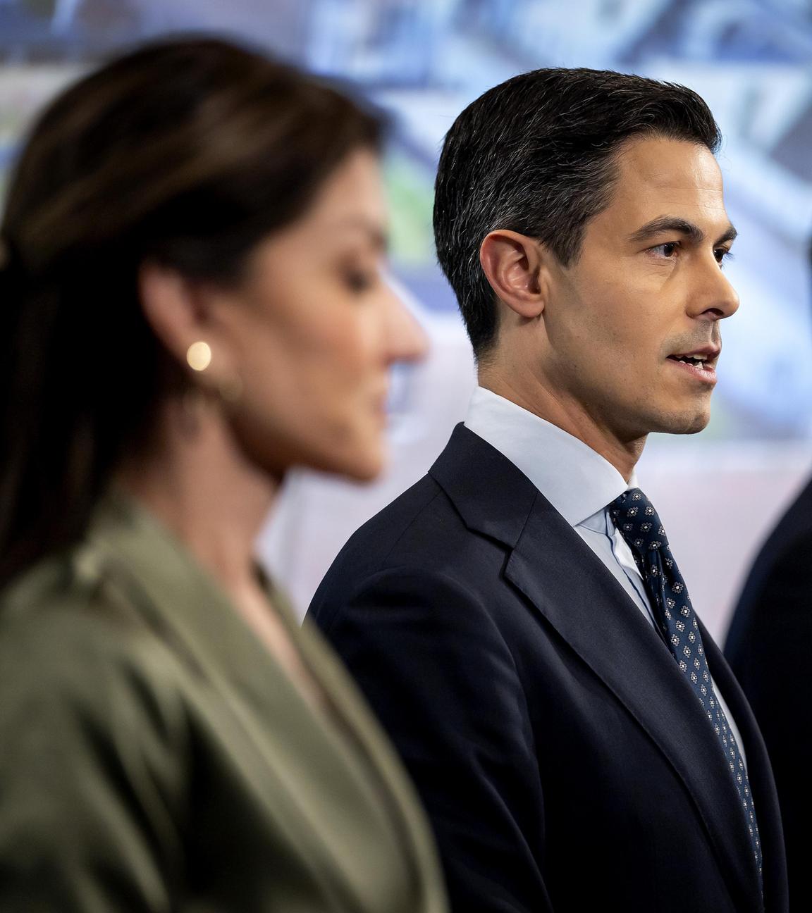 Zu sehen sind die niederländischen Parteivorsitzenden Rob Jetten (Mitte), Henri Bontenbal (rechts) und Dilan Yesilgoz (links). 