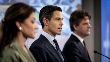 Zu sehen sind die niederländischen Parteivorsitzenden Rob Jetten (Mitte), Henri Bontenbal (rechts) und Dilan Yesilgoz (links). 