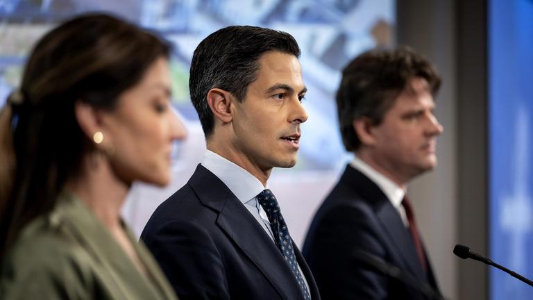 Zu sehen sind die niederländischen Parteivorsitzenden Rob Jetten (Mitte), Henri Bontenbal (rechts) und Dilan Yesilgoz (links). 