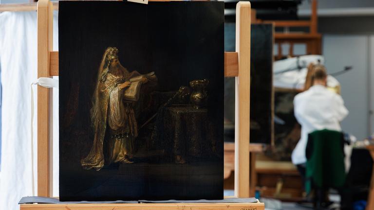 Niederlande, Amsterdam: Das Bild «Die Vision des Zacharias im Tempel» (1633) von Rembrandt steht auf einer Staffelei im Rijksmuseum.