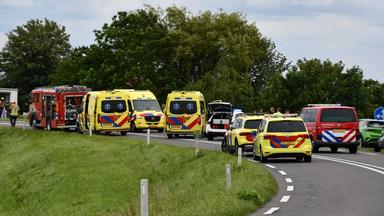 Rettungskräfte sind am Unfallort auf der N290 im Einsatz. 