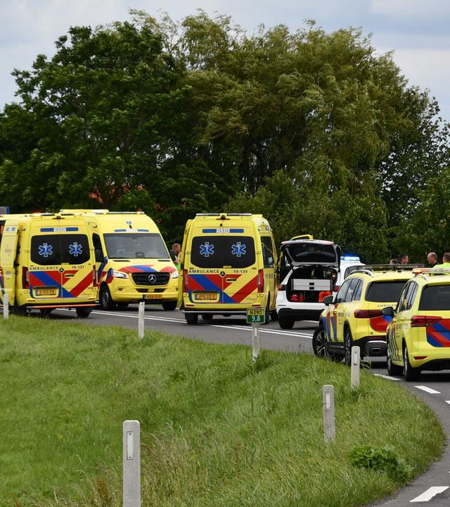 Rettungskräfte sind am Unfallort auf der N290 im Einsatz. 