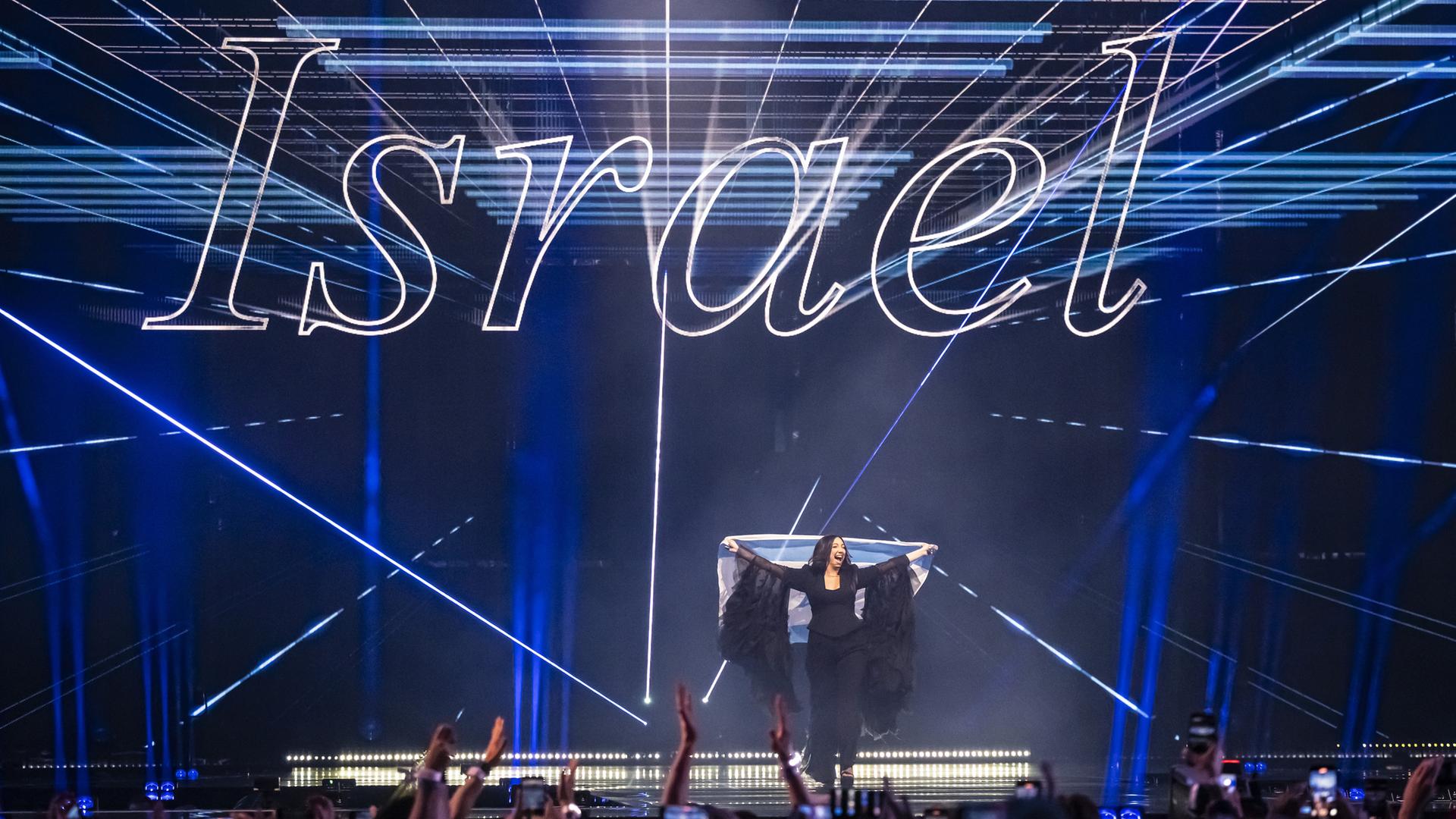 Die israelische Sängerin Yuval Raphael nimmt an der Flaggenparade während des Finales des 69. Eurovision Song Contest in Basel, Schweiz, am 17.05.2025 teil.