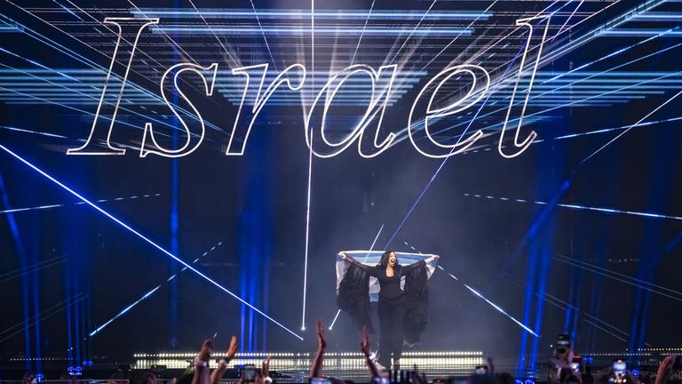 Die israelische Sängerin Yuval Raphael nimmt an der Flaggenparade während des Finales des 69. Eurovision Song Contest in Basel, Schweiz, am 17.05.2025 teil.